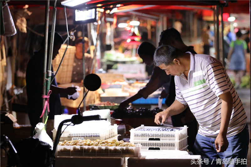 青岛这条美食街 暴雨过后的午夜依然人声鼎沸