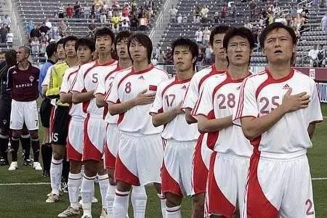奏国歌时将手放胸口？ 人大常委：那是美国礼节