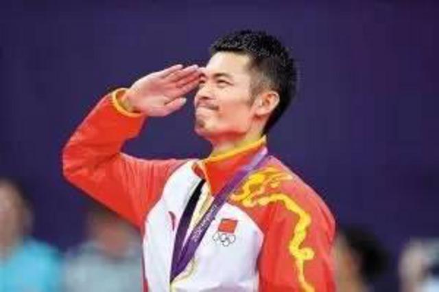 奏国歌时将手放胸口？ 人大常委：那是美国礼节