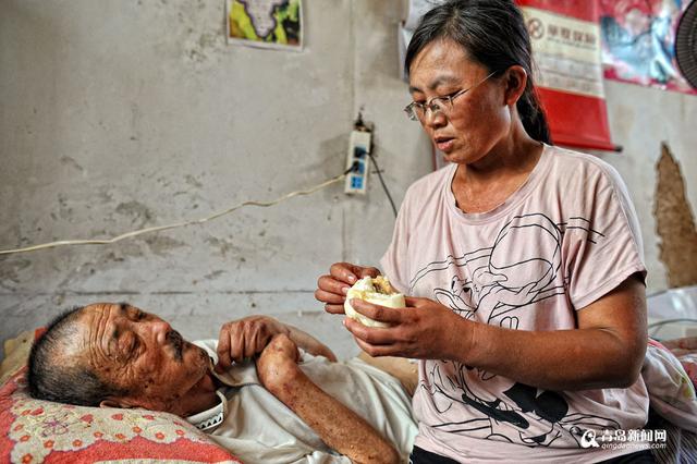 【青岛故事】平度好儿媳谭岩 照顾瘫痪公公20年