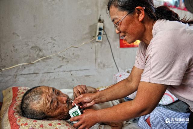 【青岛故事】平度好儿媳谭岩 照顾瘫痪公公20年