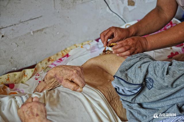 【青岛故事】平度好儿媳谭岩 照顾瘫痪公公20年