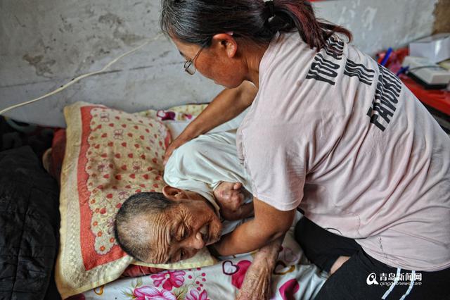 【青岛故事】平度好儿媳谭岩 照顾瘫痪公公20年