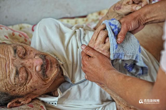 【青岛故事】平度好儿媳谭岩 照顾瘫痪公公20年