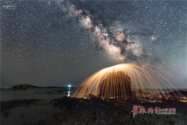 青岛现神秘银河拱桥 浩瀚星空美得令人窒息！
