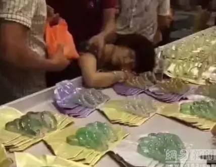 女游客试戴时失手摔断标价30万玉镯 当场吓晕