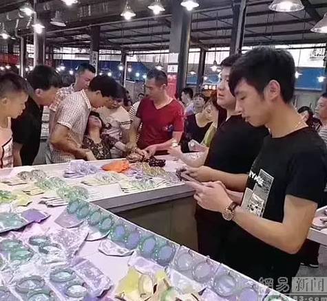 女游客试戴时失手摔断标价30万玉镯 当场吓晕