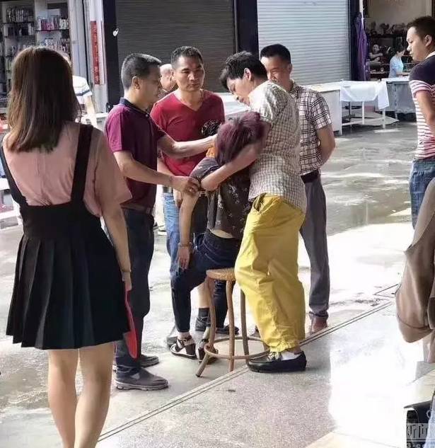 女游客试戴时失手摔断标价30万玉镯 当场吓晕