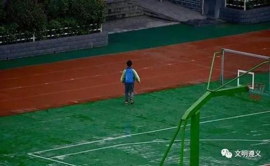 小学生迟到突遇奏国歌 站立雨中独自敬礼(图)