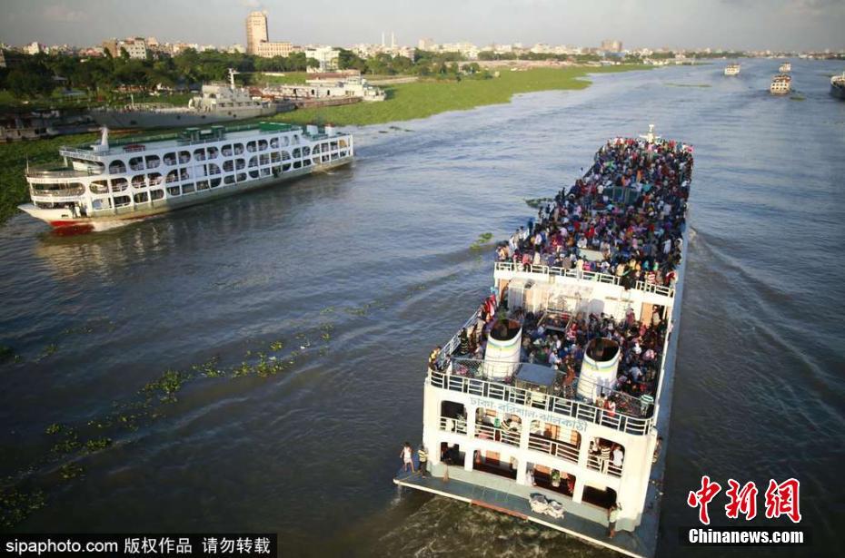 孟加拉民众返乡过节 邮轮也被挤爆了