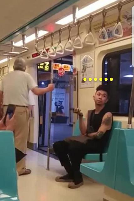 小孩子占专座引不满 台湾七旬大爷骂停地铁