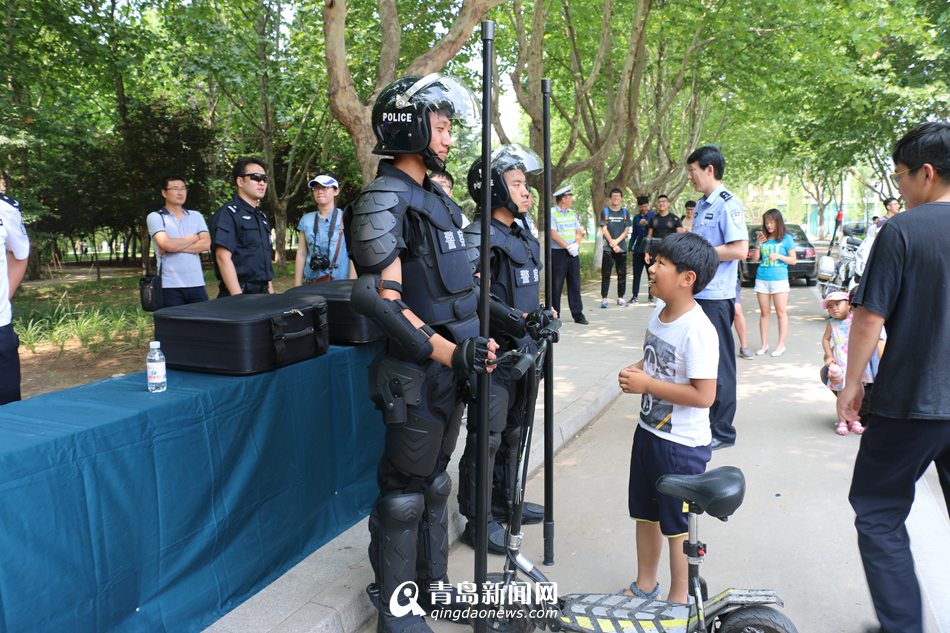 民警进校园晒装备 师生零距离感受真枪实弹