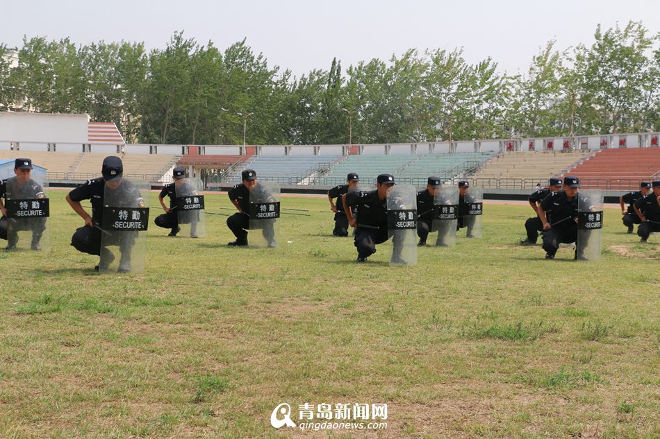 民警进校园晒装备 师生零距离感受真枪实弹