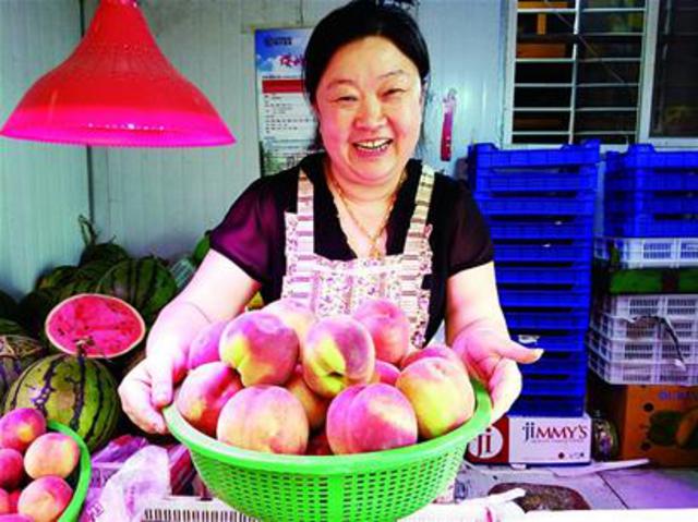今年各地桃子大丰收 青岛市场部分摊位1元/斤