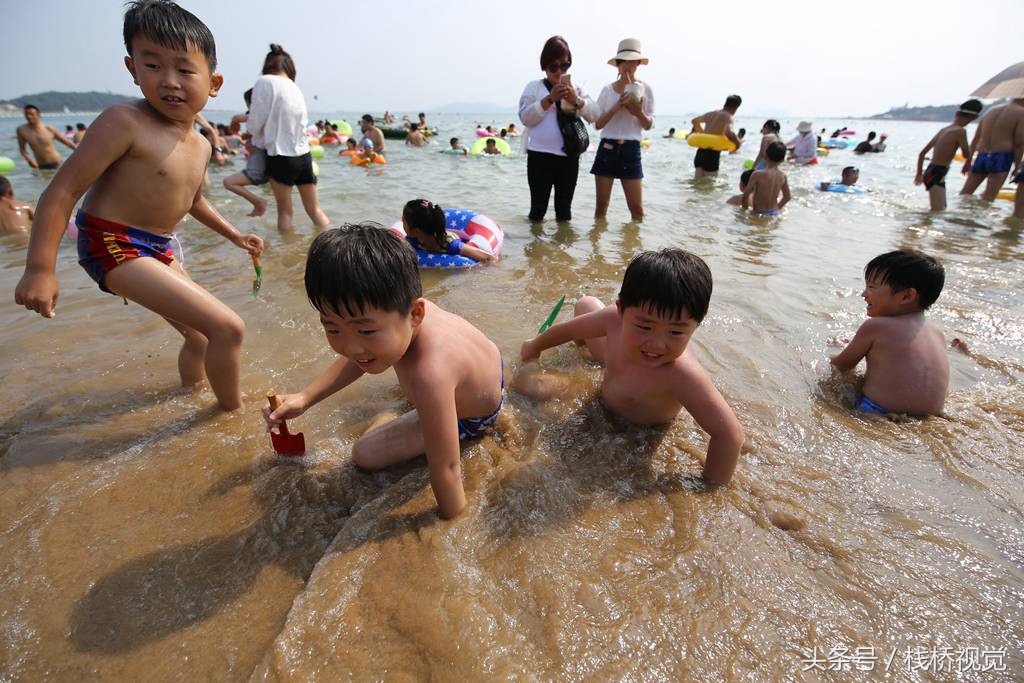 青岛各大海水浴场开放 围观下饺子盛况