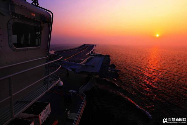 高清：辽宁号航母编队跨区训练 歼-15连续起飞