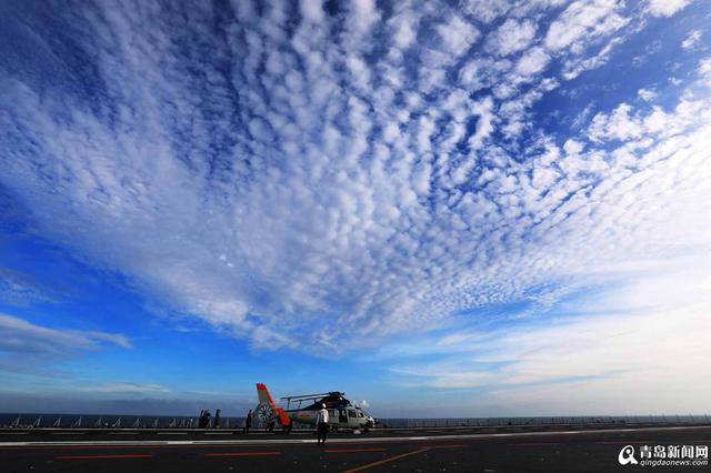 高清：辽宁号航母编队跨区训练 歼-15连续起飞