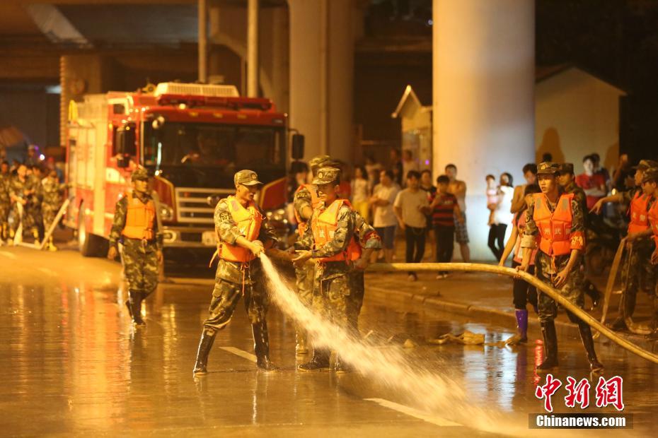 洪灾后广西柳州连夜清淤 武警席地而睡