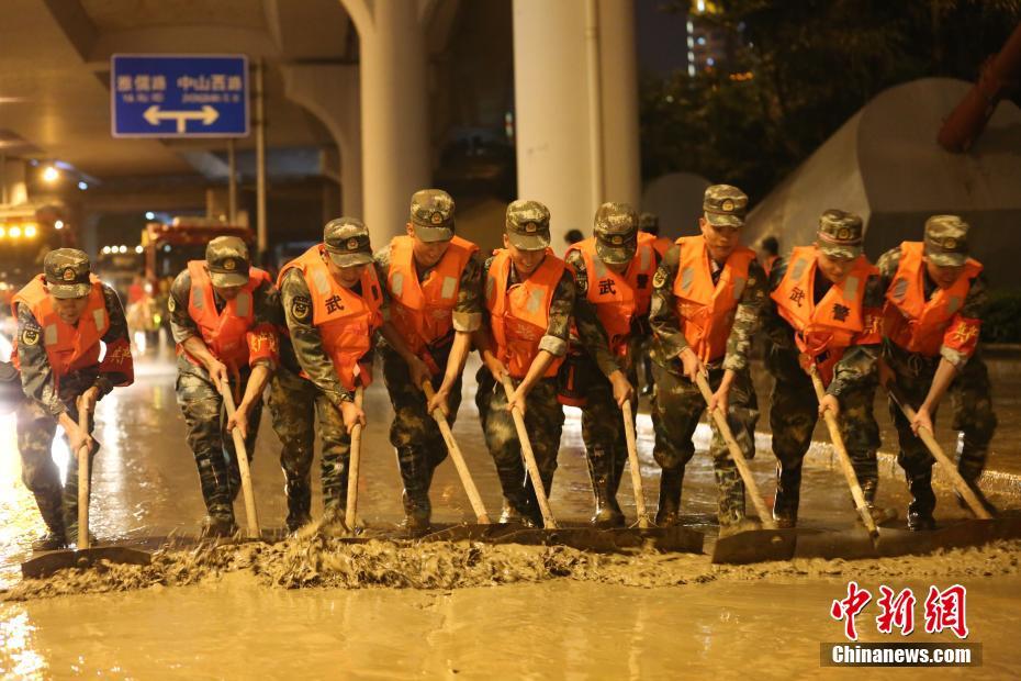 洪灾后广西柳州连夜清淤 武警席地而睡