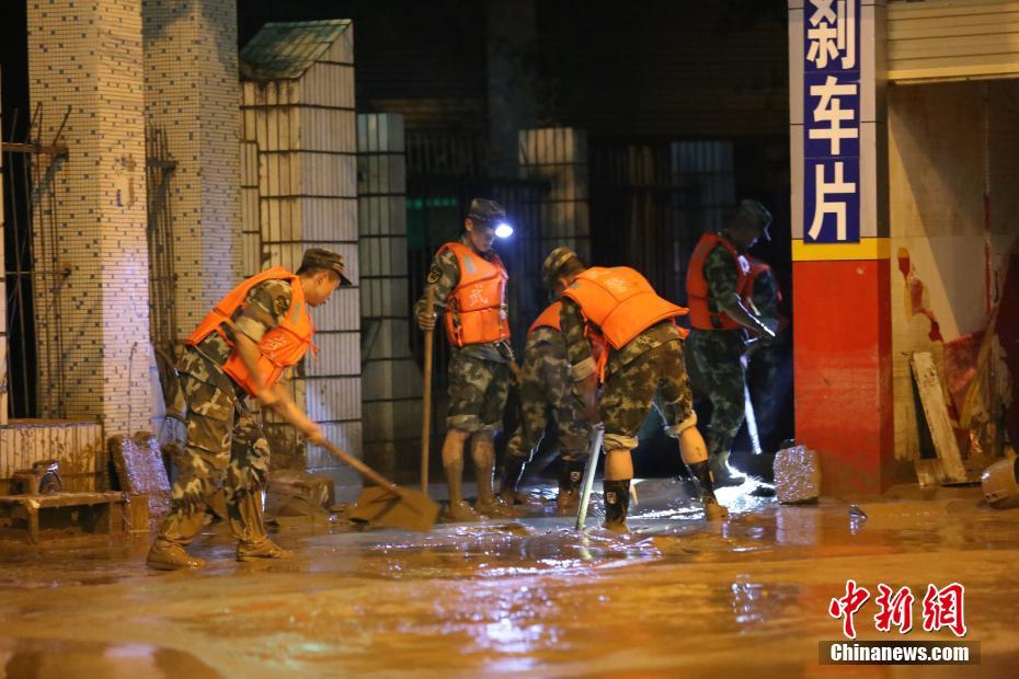 洪灾后广西柳州连夜清淤 武警席地而睡