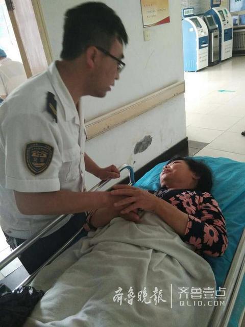 女子车内晕倒 公交车展开生死时速3分钟送医