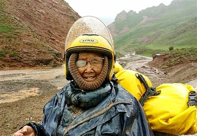 儿子带84岁母亲骑车游西藏 孝顺还是冒险？