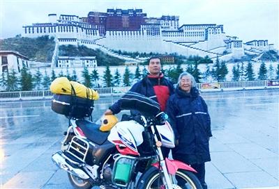 儿子带84岁母亲骑车游西藏 孝顺还是冒险？