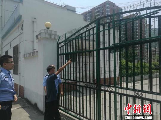 男子为省路费翻墙扒火车 却翻进派出所被抓