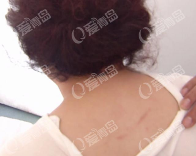 替客人寄存行李女店主被打 警方已介入 替客人寄存行李女店主被打 警方已介入