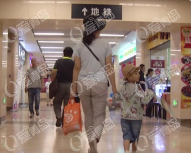 替客人寄存行李女店主被打 警方已介入 替客人寄存行李女店主被打 警方已介入
