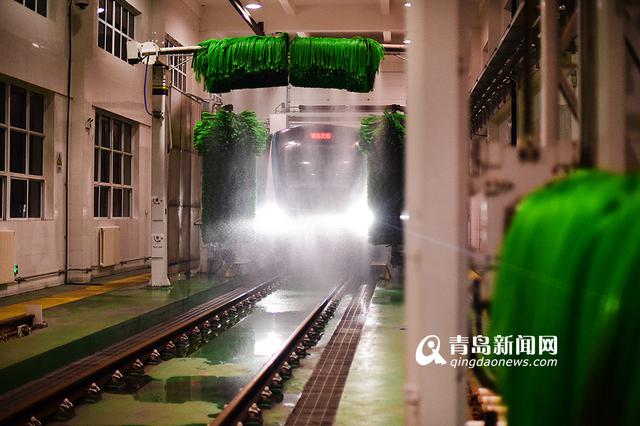 高清：揭秘地铁洗车节水奇招 八成废水可回收