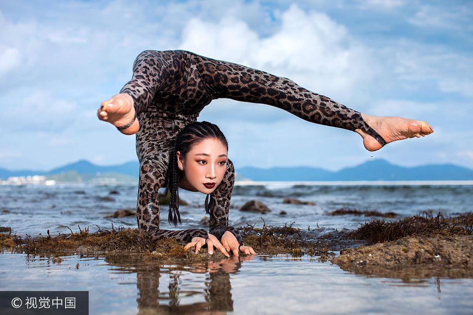 柔术美女刘藤变最软“海豹” 海边解锁倒立一字马