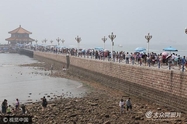 青岛迎夏日旅游旺季 栈桥景区游人众多