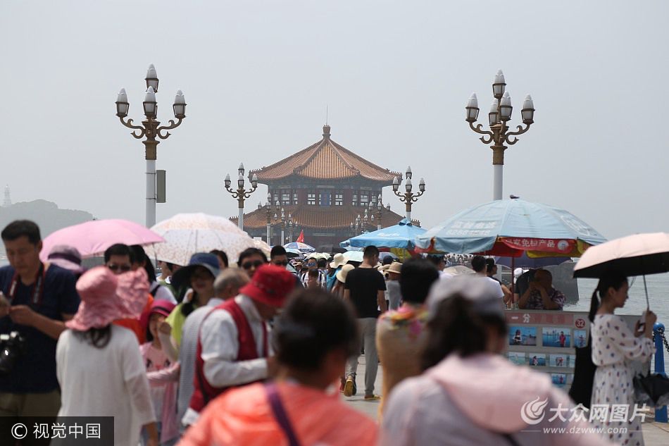 青岛迎夏日旅游旺季 栈桥景区游人众多