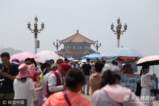 青岛迎夏日旅游旺季 栈桥景区游人众多