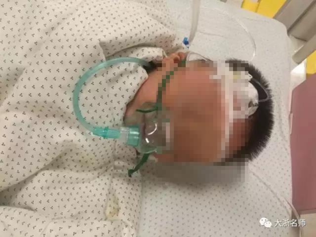 1岁娃落水父亲水底托举10分钟 娃获救父亲溺亡