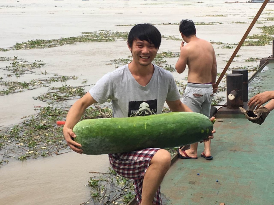 连续降雨后 一船民在江里捞出一堆瓜