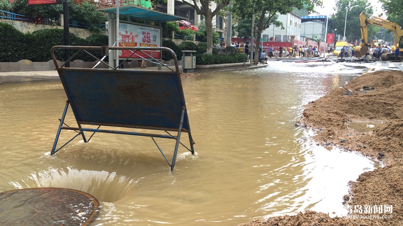 最新:延吉路江都路路口自来水管泄露 抢修中