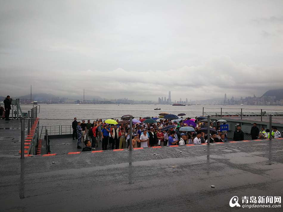 辽宁舰首次向公众开放 香港市民冒雨参观