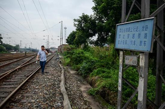 小伙跳下火车救老太失去1条腿 称若重来还会救