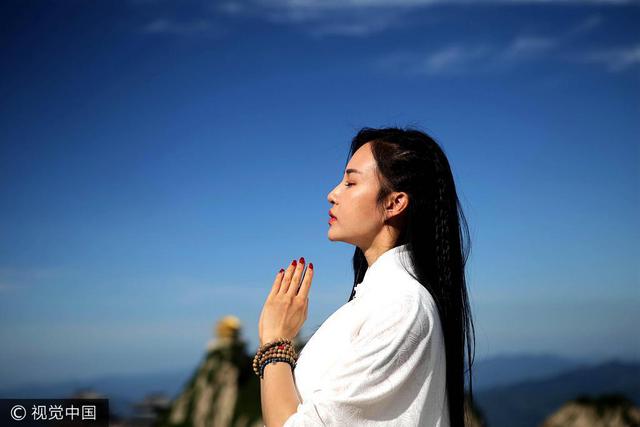 瑜伽女神2200米悬崖绝壁修炼 挑战高难度动作