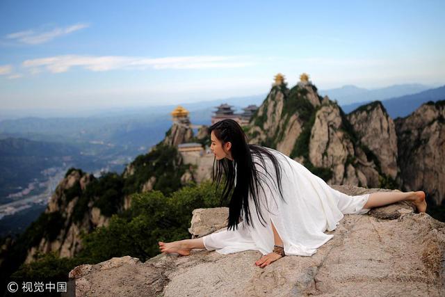 瑜伽女神2200米悬崖绝壁修炼 挑战高难度动作