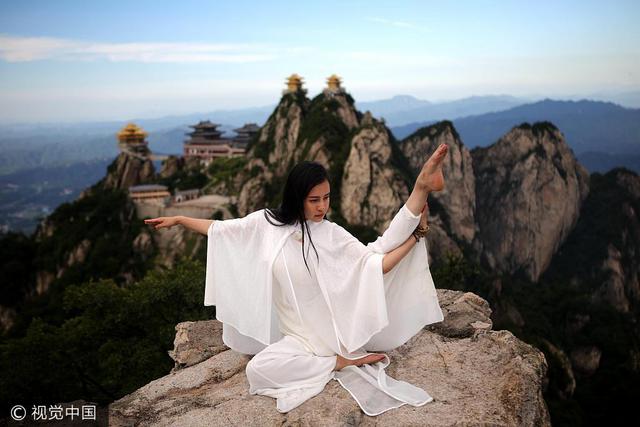 瑜伽女神2200米悬崖绝壁修炼 挑战高难度动作
