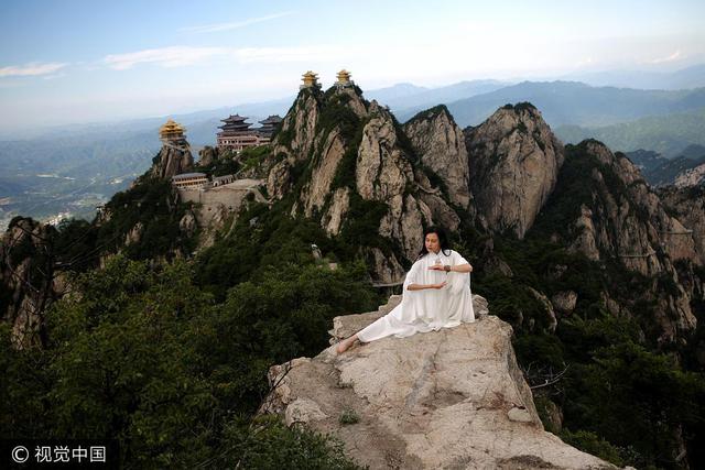 瑜伽女神2200米悬崖绝壁修炼 挑战高难度动作