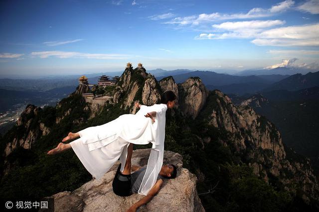 瑜伽女神2200米悬崖绝壁修炼 挑战高难度动作