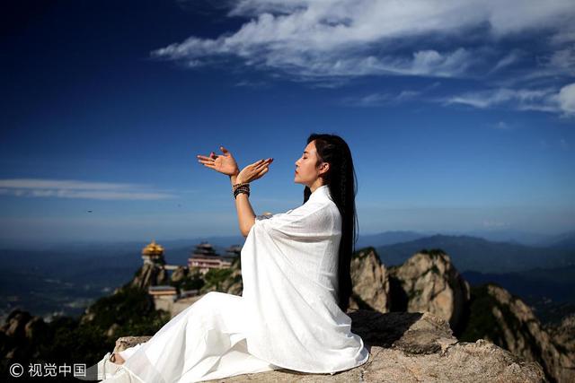 瑜伽女神2200米悬崖绝壁修炼 挑战高难度动作