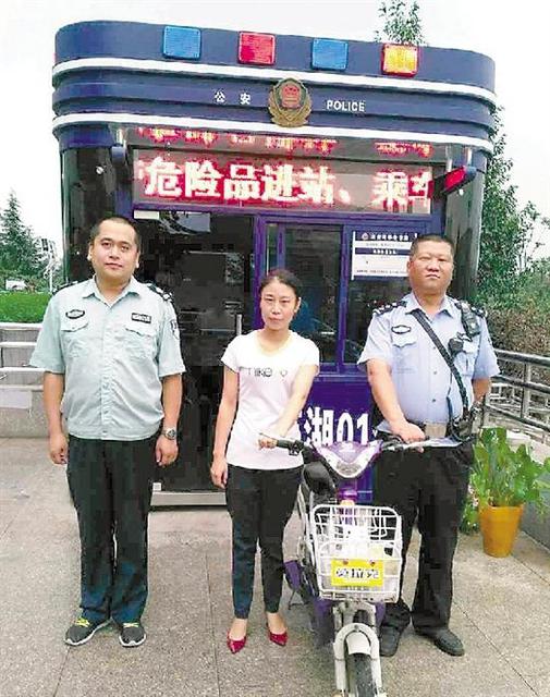 这位女士停车10分钟后，电动车被盗，孙宇晶（左）跑了很远的路，和民警一起追回被盗的电动车。