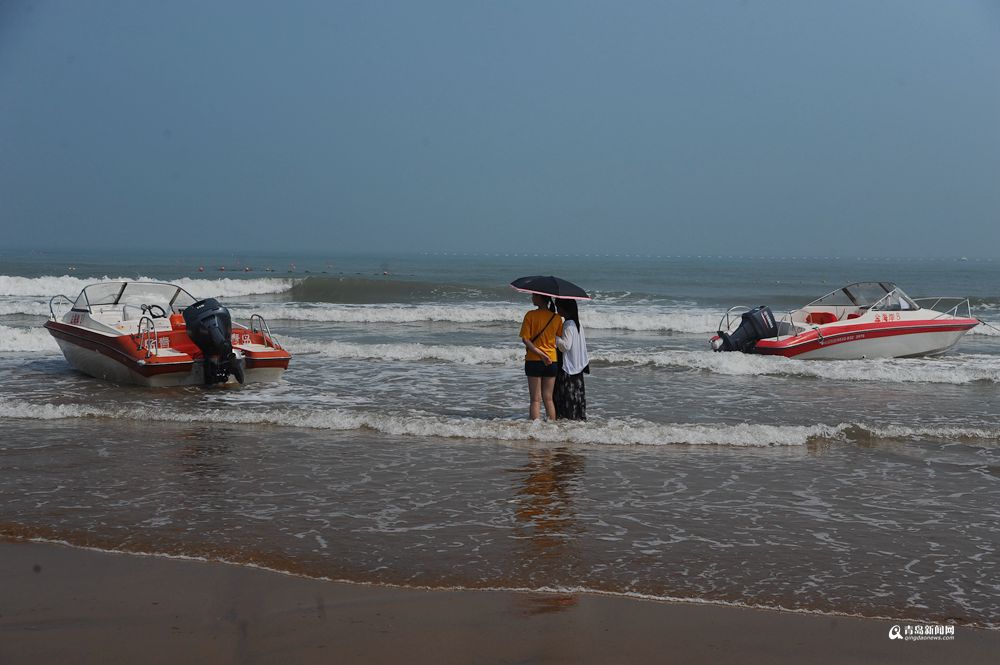 高清:午后温度升至31℃ 石老人浴场游人撒起欢