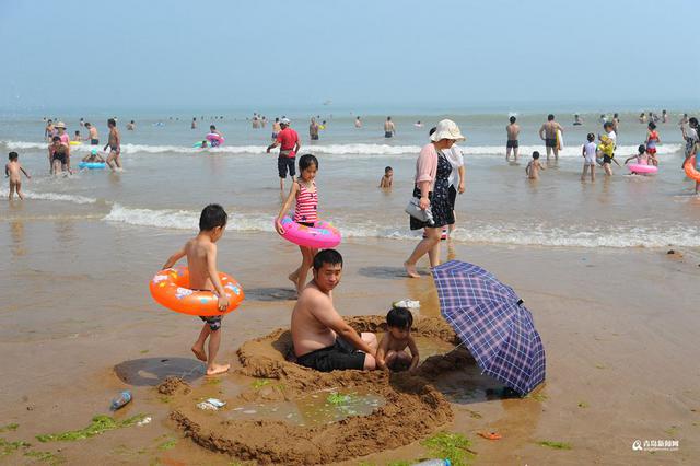 高清:午后温度升至31℃ 石老人浴场游人撒起欢