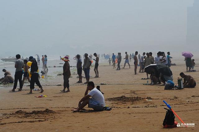 高清:午后温度升至31℃ 石老人浴场游人撒起欢